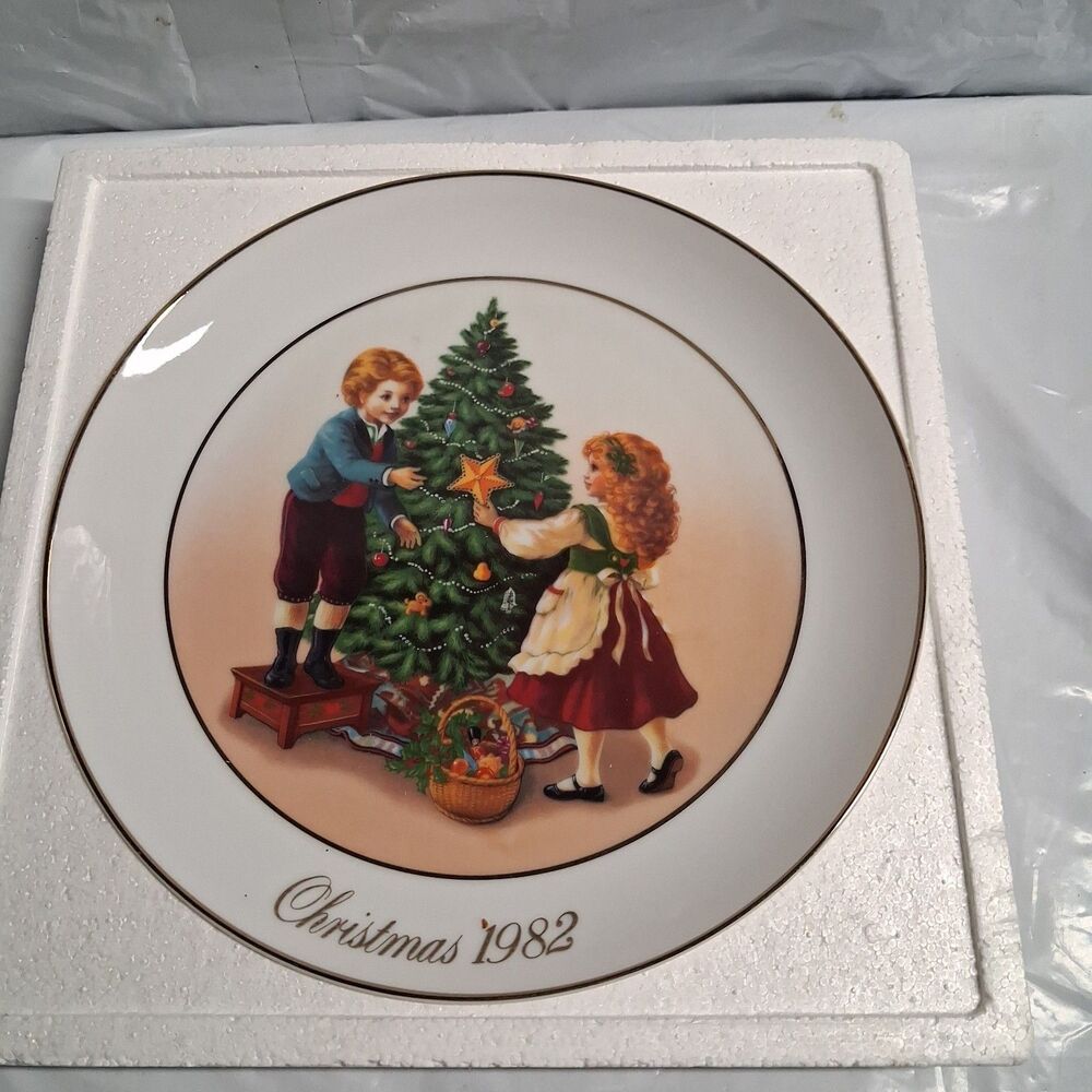 Avon Christmas Memories Series Porcelain Collectible Plate 9" 22K Gold Trim 1982